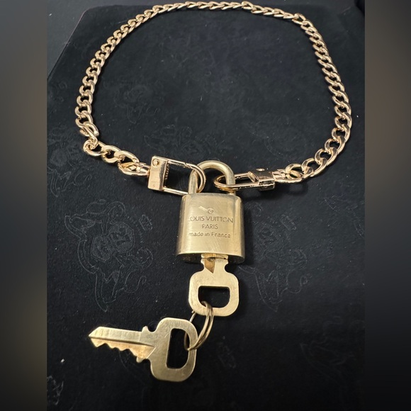#315 Authentic Louis Vuitton Lock & Keys w/unbranded Chain - Picture 4 of 13